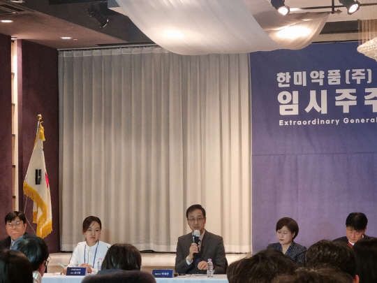 박재현 한미약품 대표이사가 19일 서울 송파구 교통회관에서 열린 한미약품 임시 주주총회 이후 기자회견에서 발언하고 있다. 강민성기자.